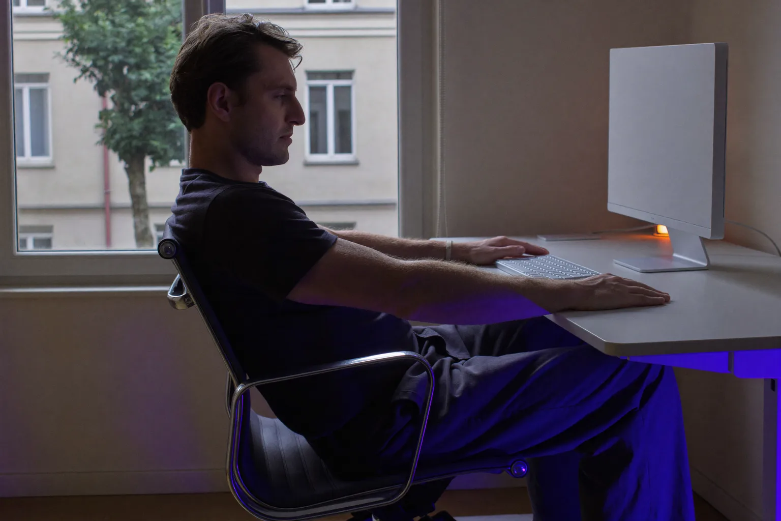 Egy ember oldalról nézve az íróasztalnál ül, talpa lapos a padlón, háta a szék támlájának dől, alkarja egy szintben az asztallal, a monitor pedig szemmagasságban van: ez a referencia testtartás